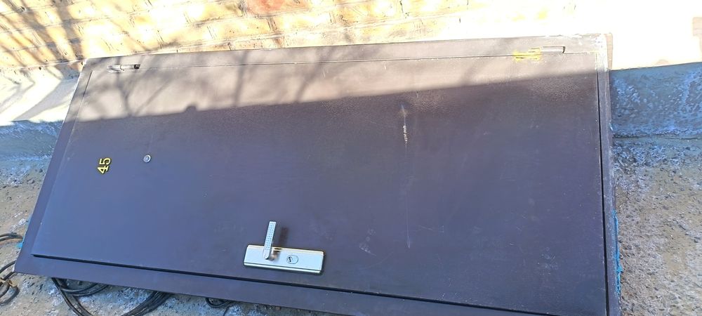 Сырткы есик сатылады