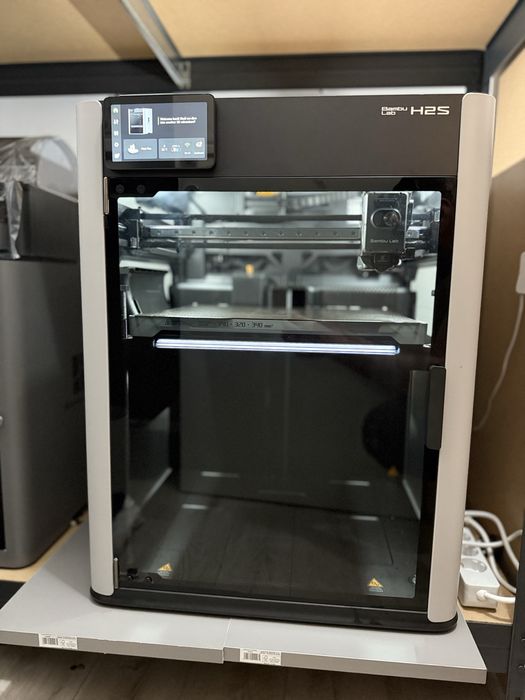 Bambu Lab H2S impecabila