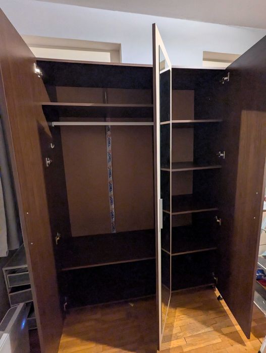 Трикрилен гардероб