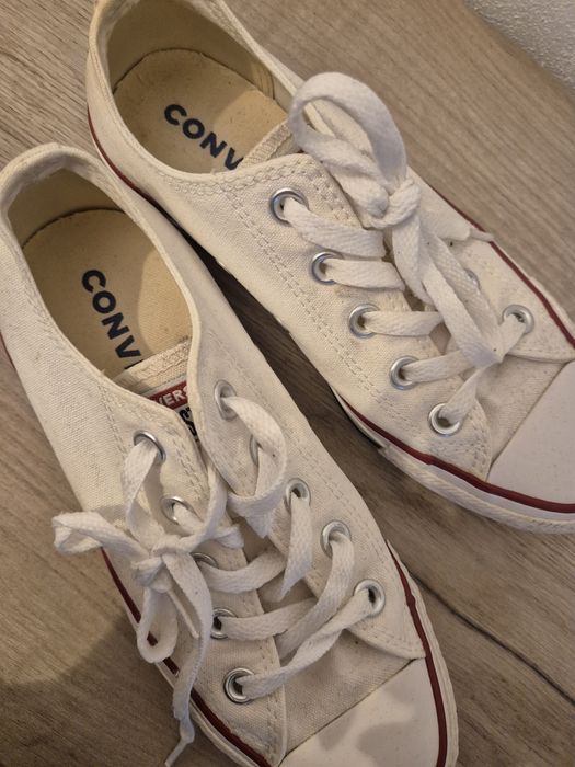 Converse tenesi albi