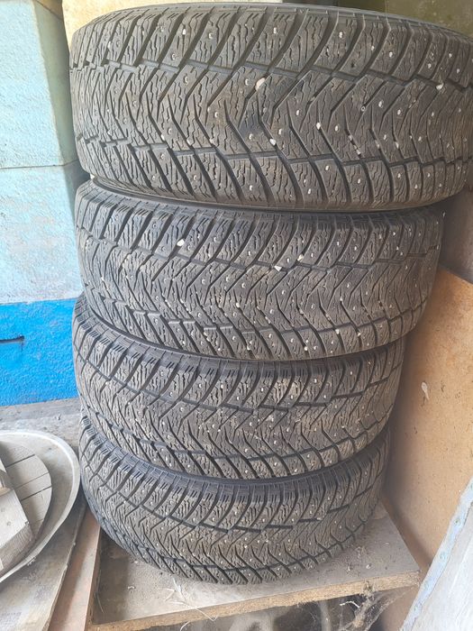 Продам зимнюю резину.