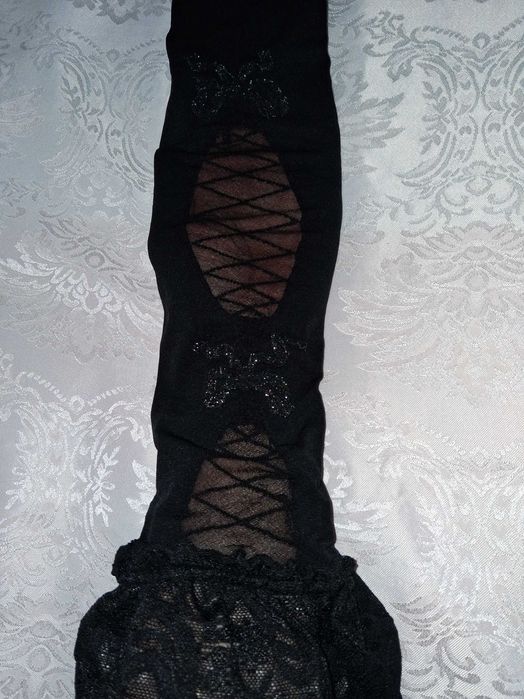 Сутиени 4 бр. и черни чорапи със силикон