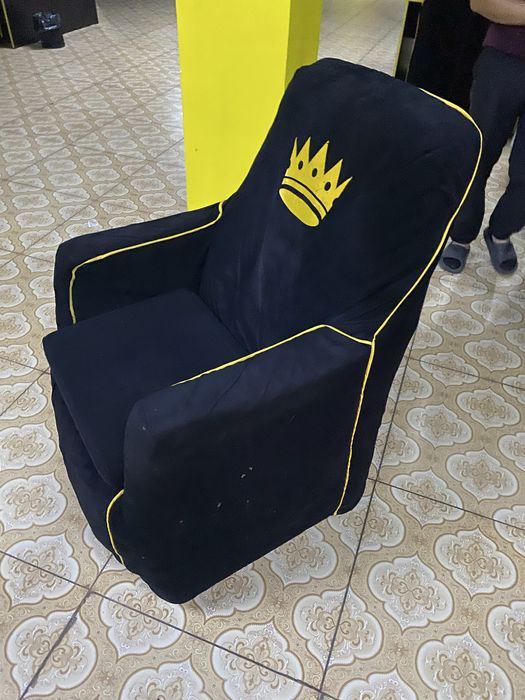 Кожоные кресла с чехлом