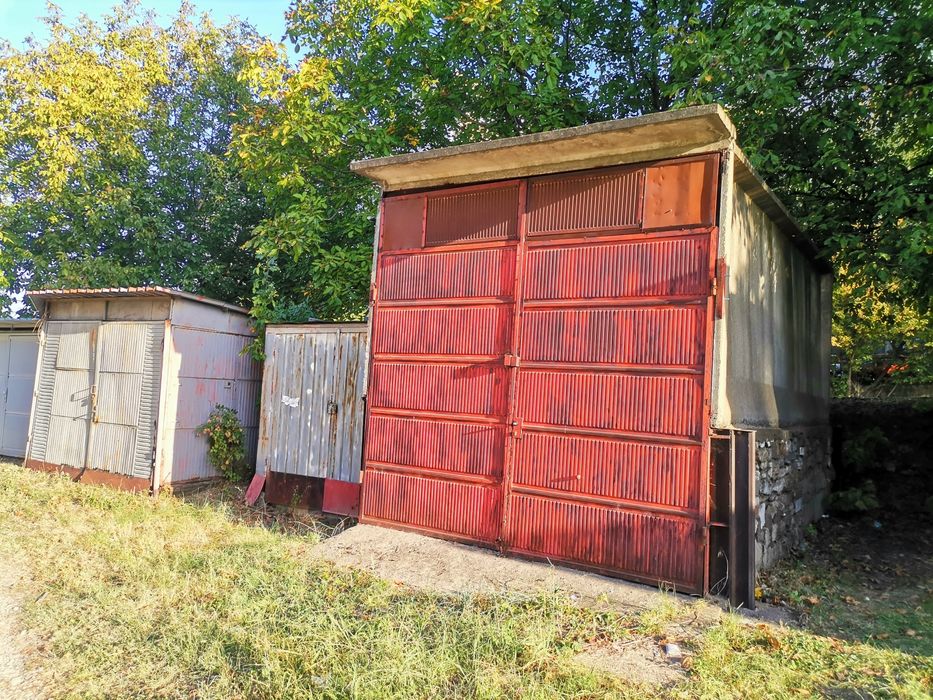Висок панелен гараж