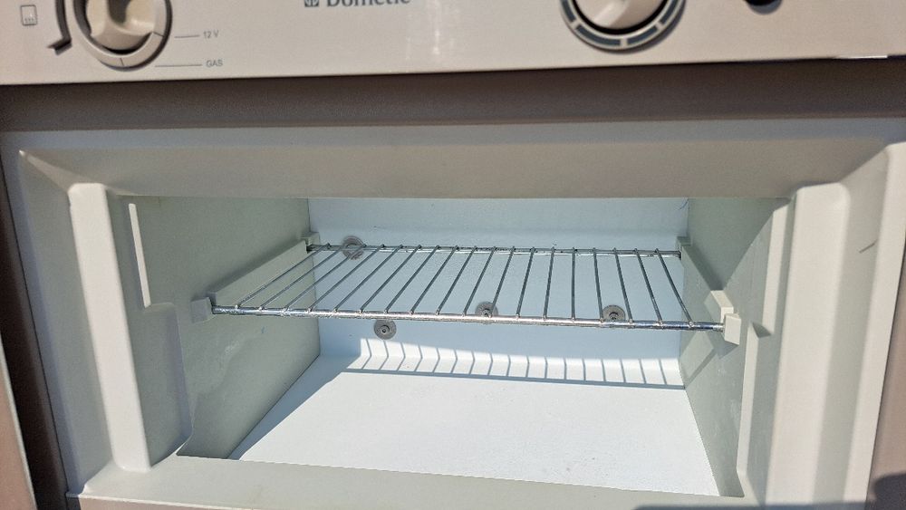 Продавам хладилник за каравана или кемпер.