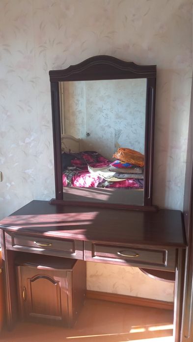 Продается шифоньер и тумба с зеркалом