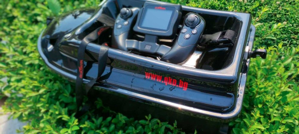 Лодка за захранка Boatman Actor PLus с метални перки, компас и др.