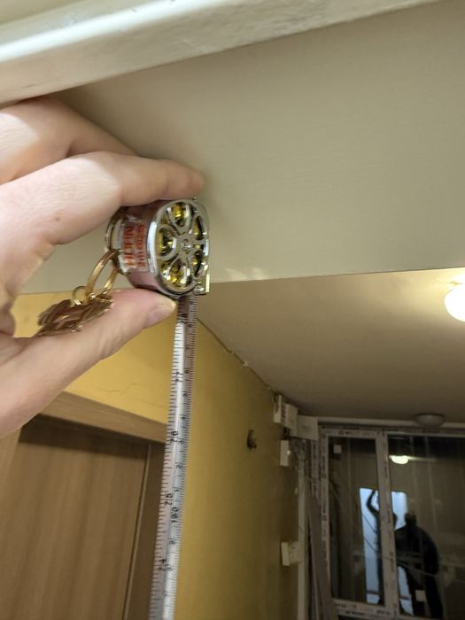 Блиндирана входна врата с добри заключалки (2бр.) и каса.