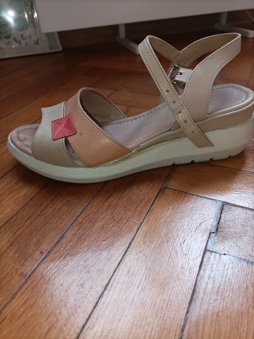 Продавам обувки и сандали естествена кожа 38 номер