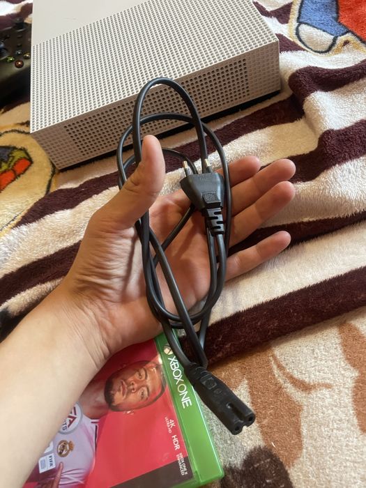 Vand Xbox One s cu o maneta