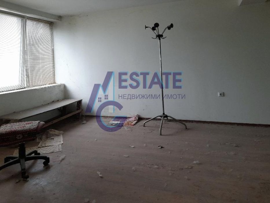 Промишлена сграда хале с административна част в Южна Промишлена