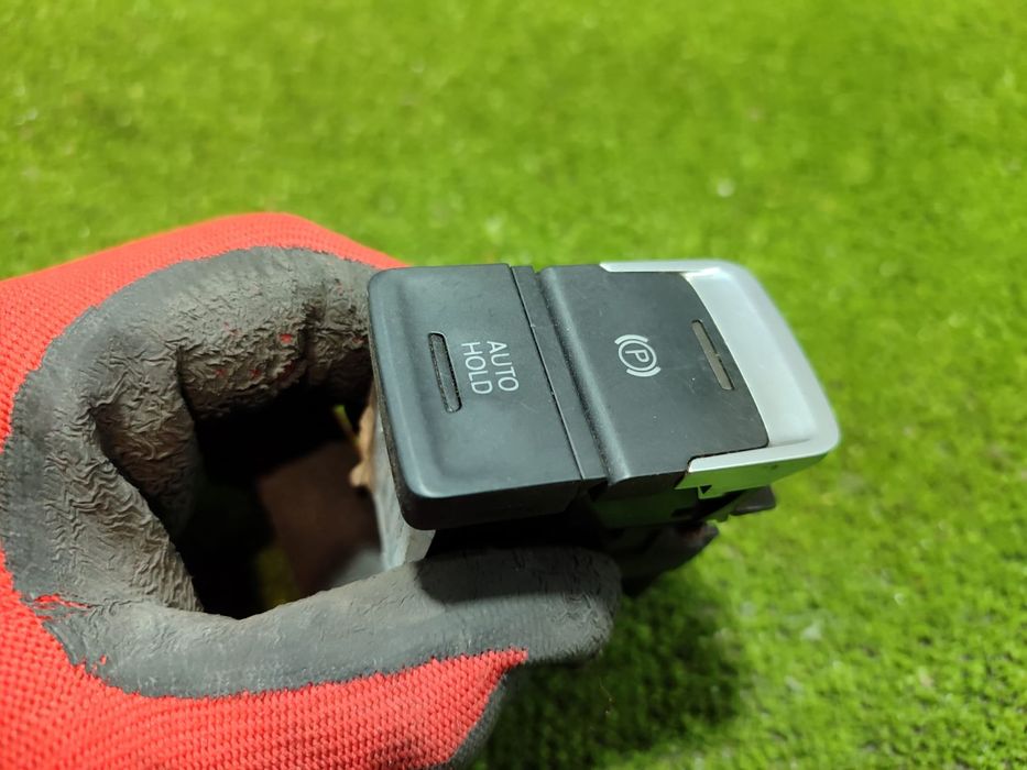 BUTON FRANA DE MANA VOLKSWAGEN GOLF 6 1.4 TSI BENZINA 2013 COD OEM 560927225B / HATCHBACK 2012-2019