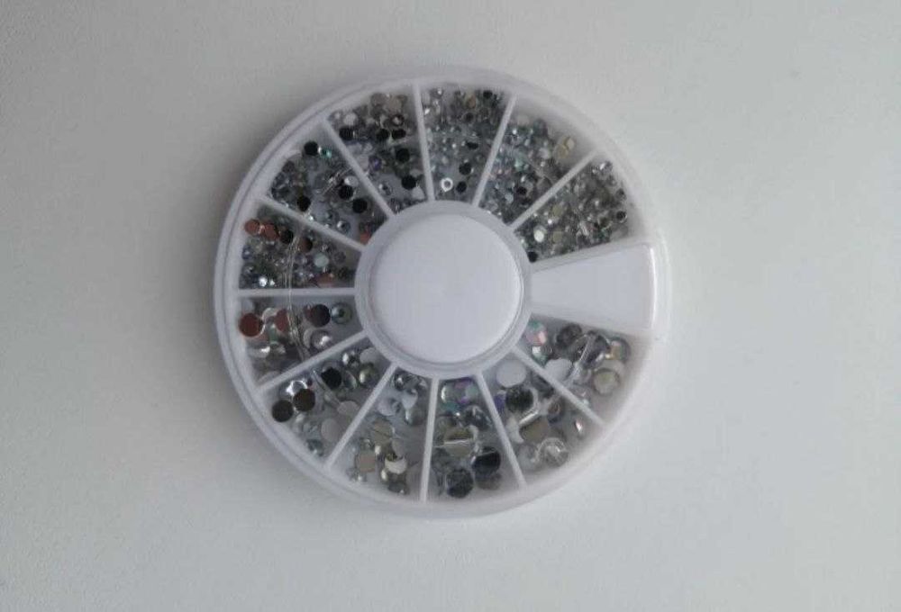 Комплект стразов на ногти в специальной удобной коробочке