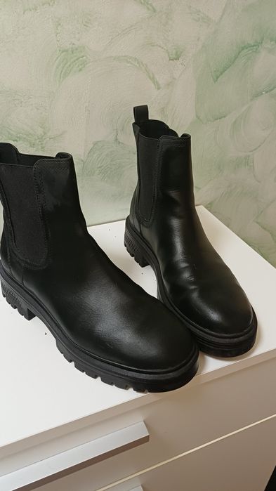 Черни боти между велур и кожа