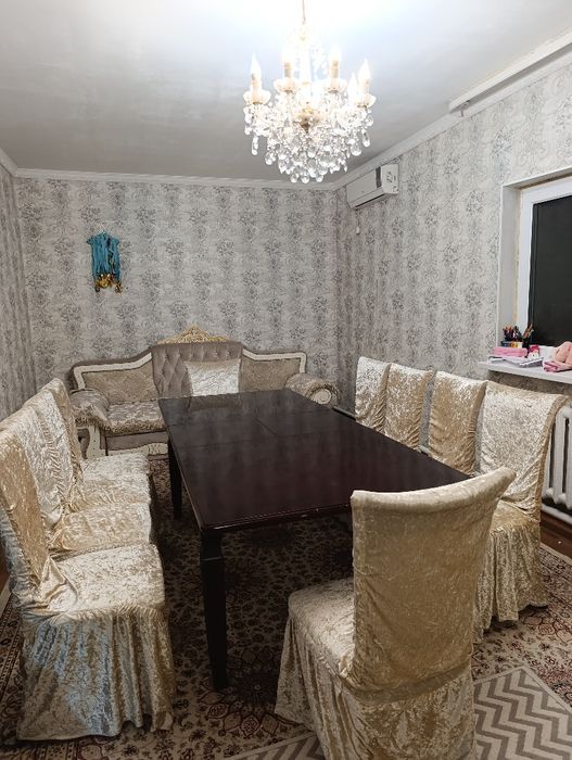 Стол и стулья из дерева