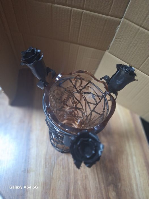 Ръчно Направена Декоративна Ваза с Рози