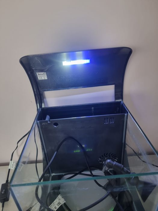 Продавам аквариум 12л със храна и препарати за вода