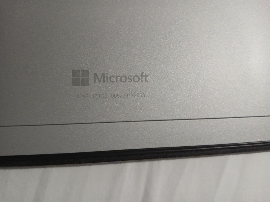Microsoft Surface Pro 2017 model 1796 în stare impecabilă