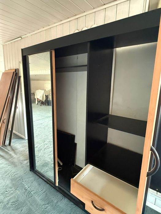 Шкаф для одежды , стулья и подставка под телевизор