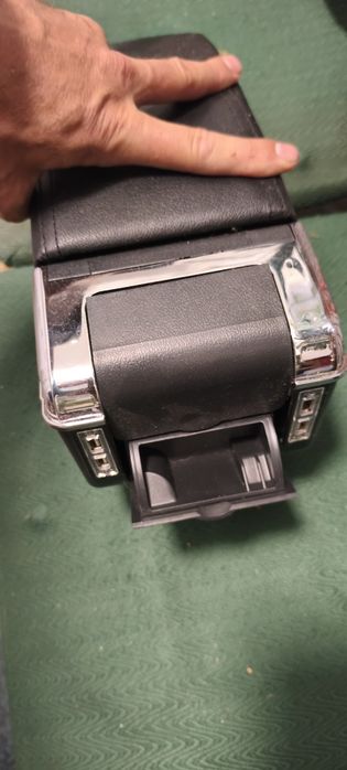 Vând cotieră auto cu usb