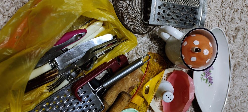 Посуда разная в хорошем состоянии.