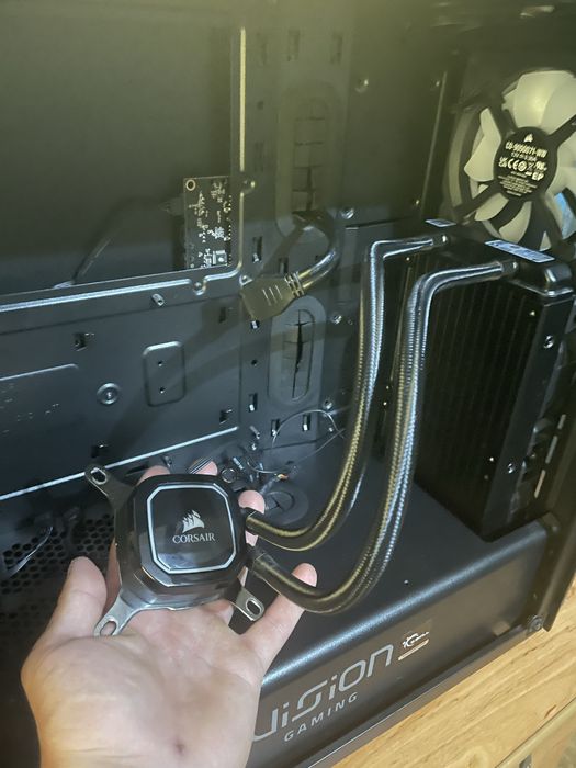 Carcasa + AIO Corsair