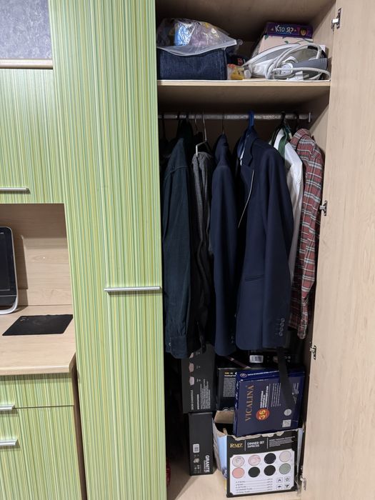 Продам детский гаринитур(шкаф , стол и кровать)