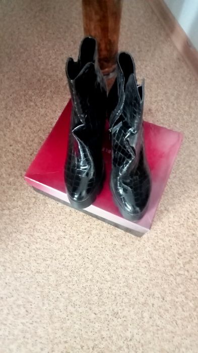 Продается осенний ботинка