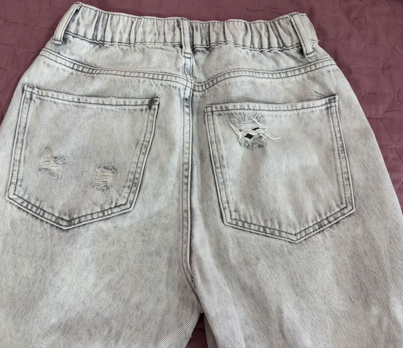 Сиви скъсани дънки на Bershka