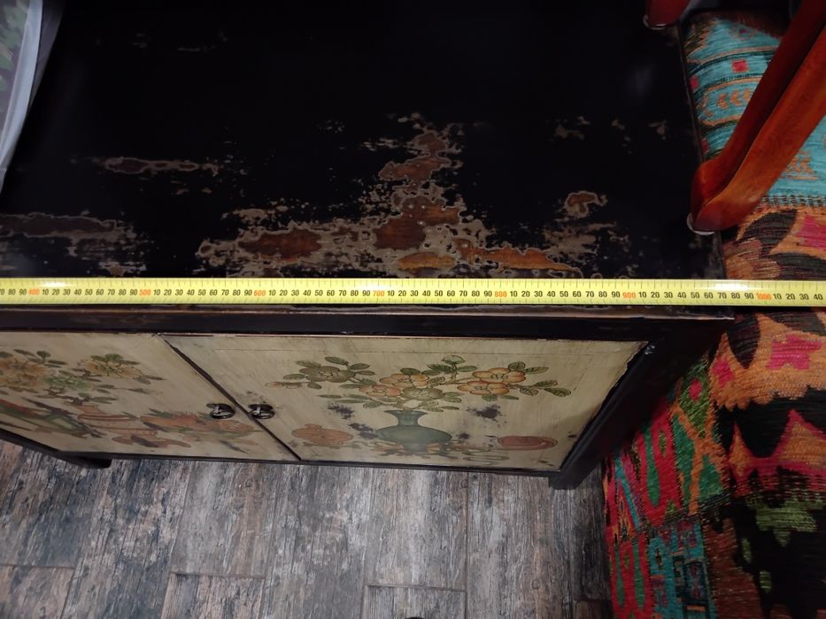 Тумба с белыми дверями