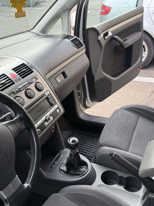 Vand Volkswagen touran facelift  2.0 tdi 140cp manual 6 trepte. Clima trapa