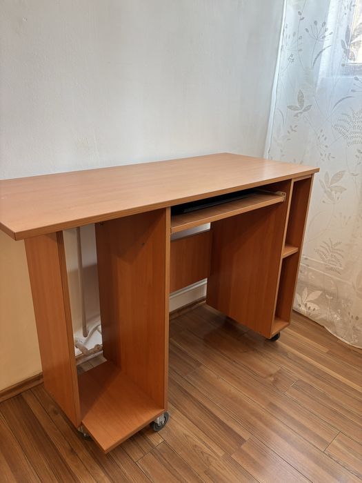 Vând birou accesorizat cu rotile