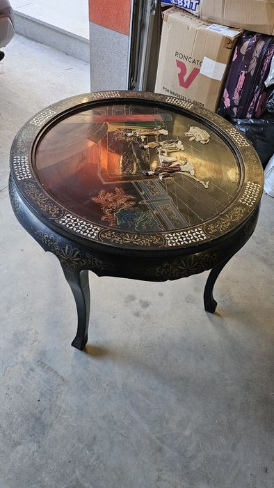 Черна азиатска антикварна маса за всекидневна с релефна сцена.