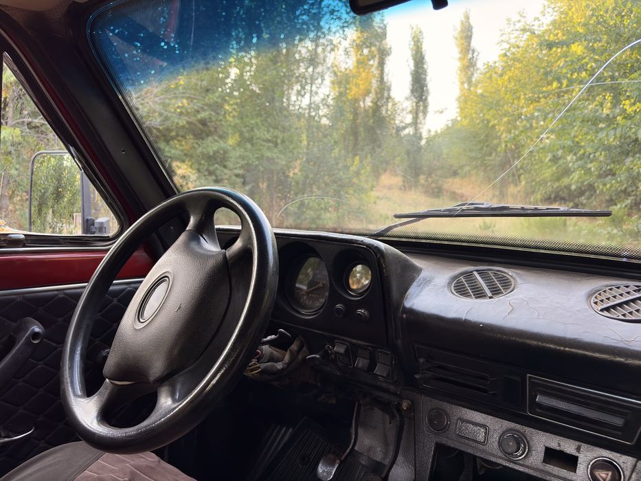 Vaz 2121 Niva srochna sotiladi