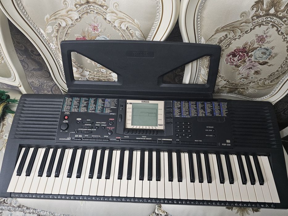 Цифровое пианино Yamaha PSR-330.