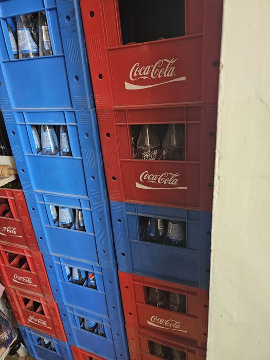 Срочно пепси, Coca-Cola  яшиклари сотилади