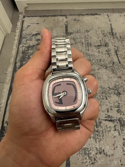 Японские часы со стильным циферблатом