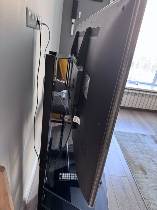 Стол стеклянный с кронштейном