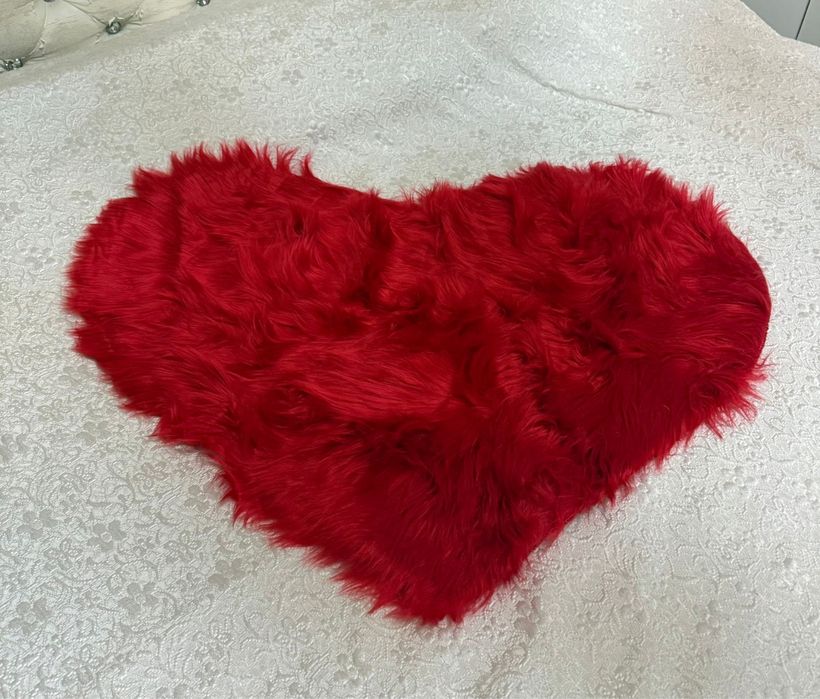 Ковер сердце в красном цвете