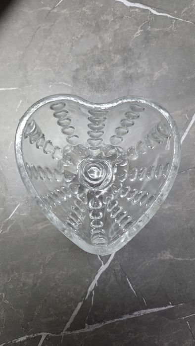 Продам соусницы (5 шт), конфетницу.