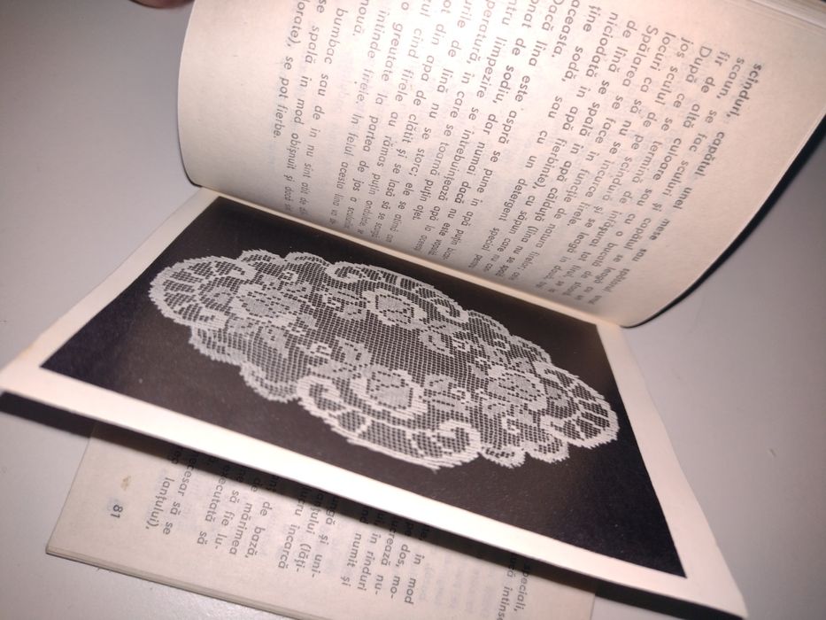 Vând diverse cărți vechi de artă populară / țesături