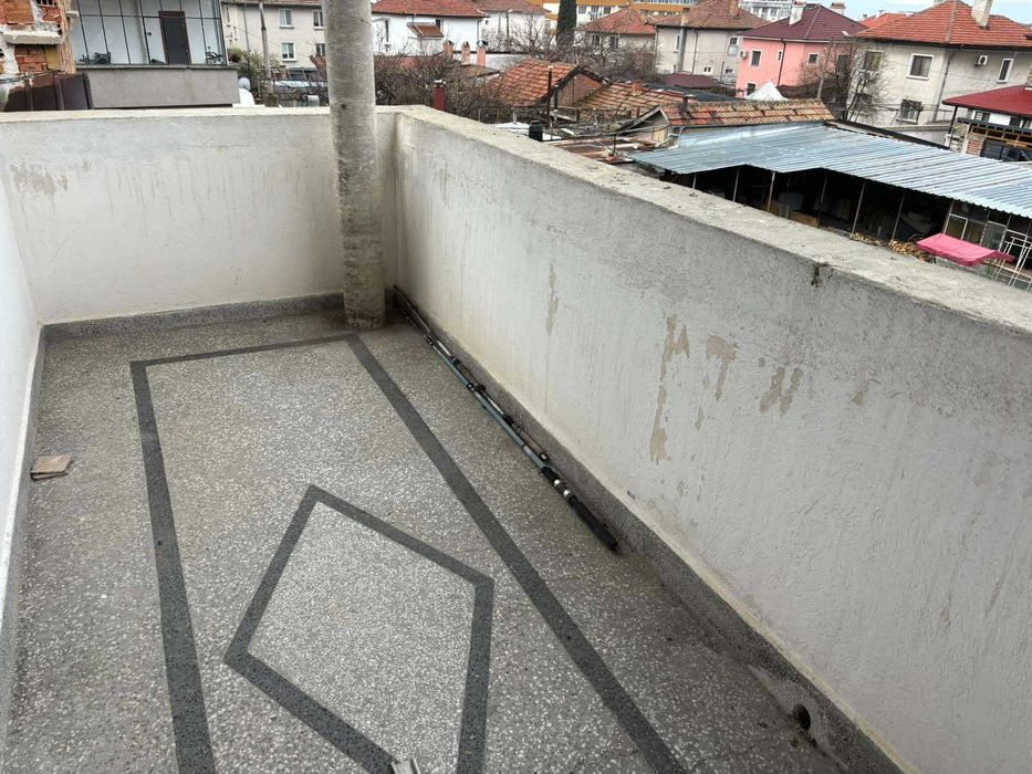 ЕТАЖ от КЪЩА с РЗП 110 кв.м, двор 320 кв.м, град Карлово