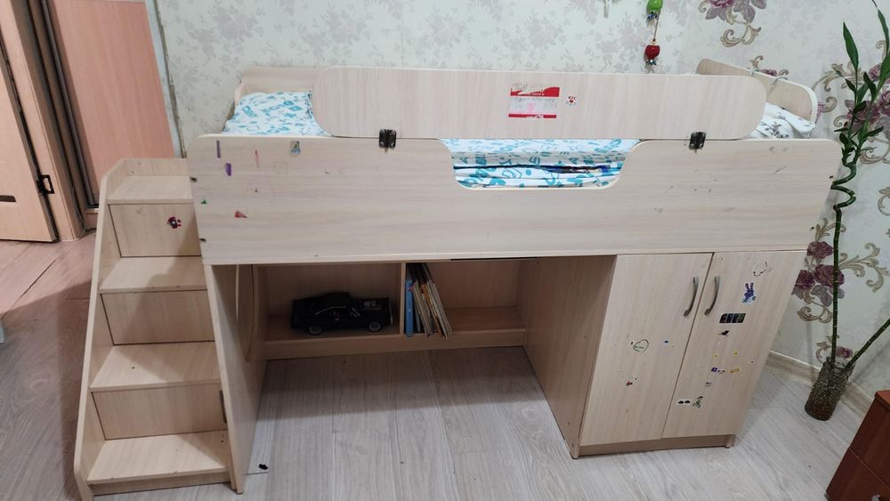 Детская кровать со шкафом для одежды