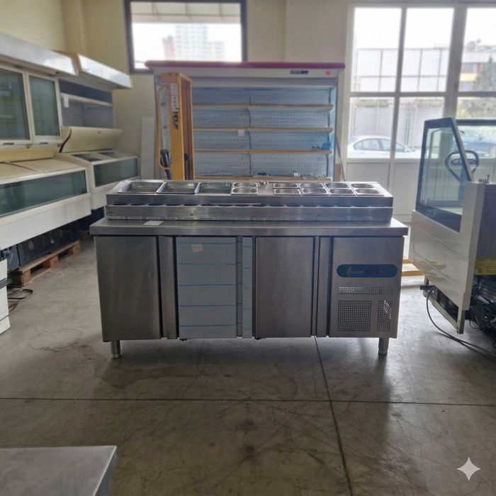 Професионална хладилна маса с 3 врати, салатен бар и стойка за сосове