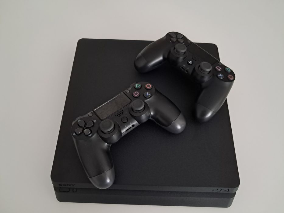 PS 4 с две конзоли и  игри към него