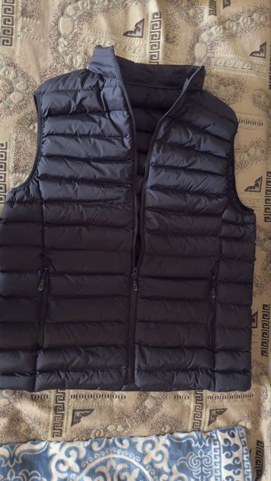 Продам жилетку со съемным капюшоном