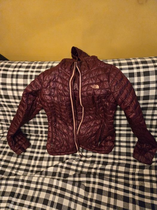 Продавам дамско яке the North Face