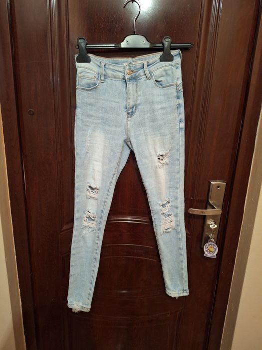 Вталени еластични дънки размер М