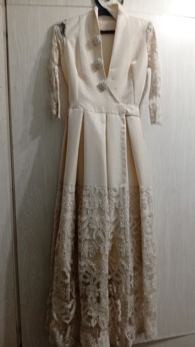 Продам бежевое платье длинное