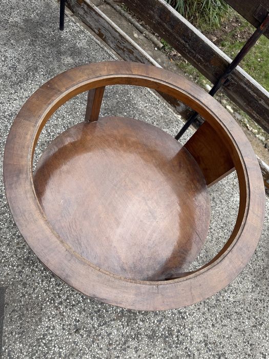 Кръгла дървена маса